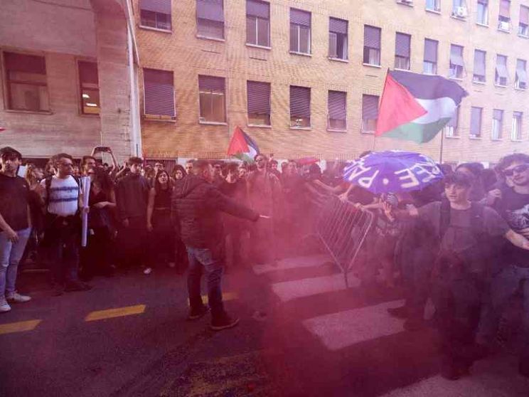 Scontri e tensioni alla Sapienza. Meloni: «Non è manifestare, ma delinquere»