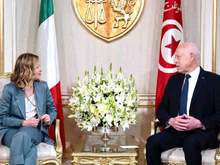 Meloni: «Più migranti regolari». Ma scoppia il caso delle motovedette