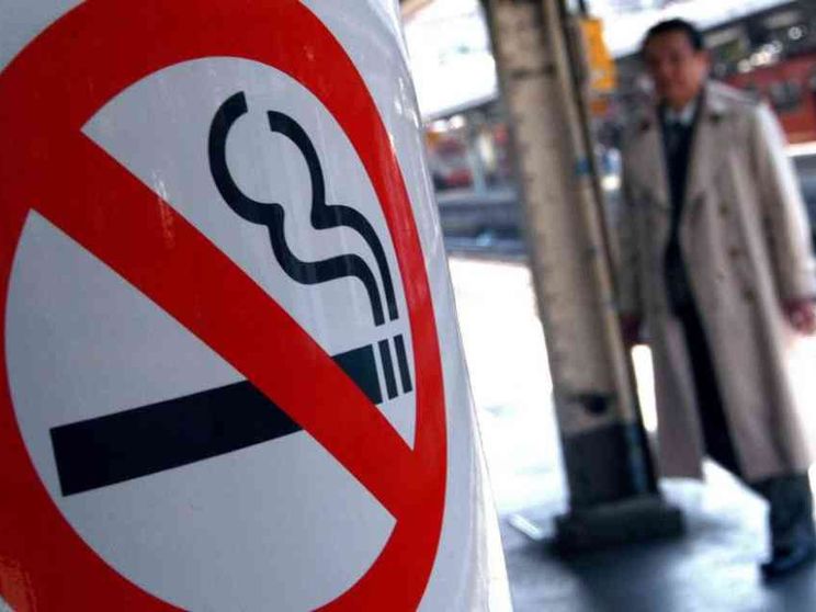 Una generazione di non fumatori: la proposta inglese fa discutere l'Italia