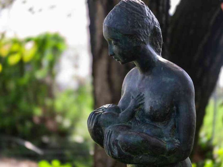 La donna che allatta e la lettera dei pediatri: «La maternità non sia un tabù»
