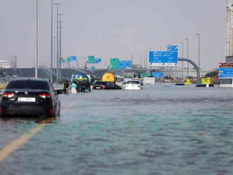 L'alluvione e i morti nell'Oman e a Dubai. Non era mai successo nella storia