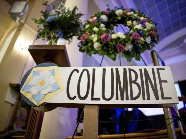 Columbine, 25 anni fa la strage. Biden: «Il Congresso faccia la sua parte»