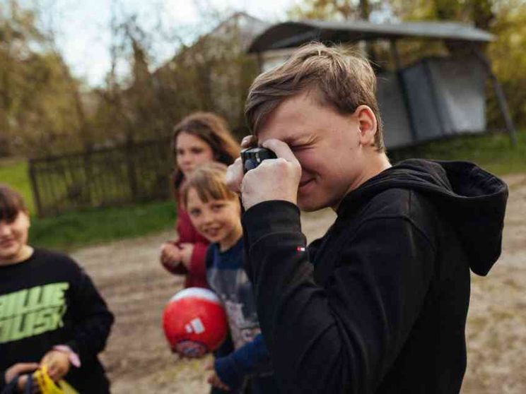Le macchine fotografiche ai ragazzi. Perché non si veda solo la guerra