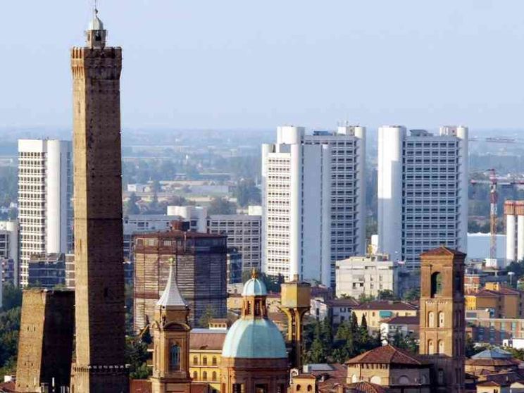 “Sfitto zero” e 700 case agibili: Bologna vara il diritto all'abitare