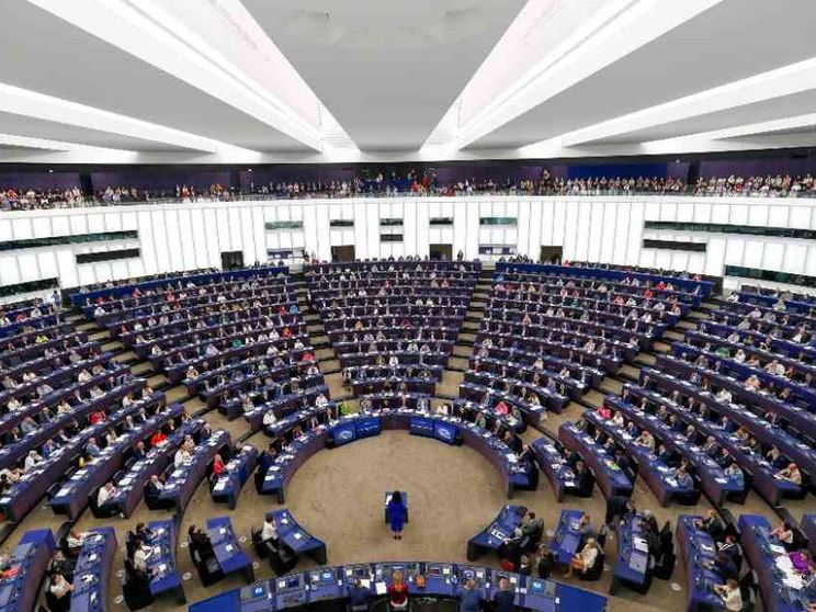 Sì al nuovo Patto di stabilità. Un caso l'astensione degli italiani