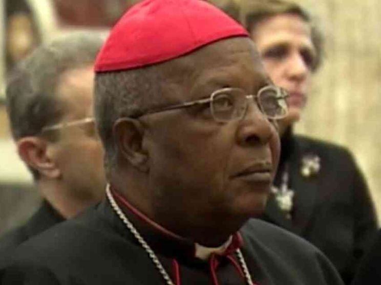 Cambia la data di nascita di Njue: potrà entrare in Conclave fino al 2026