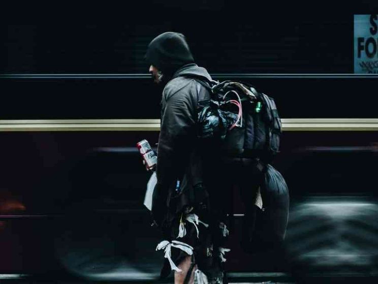 Poveri e invisibili: se il disprezzo nasce dall'esclusione