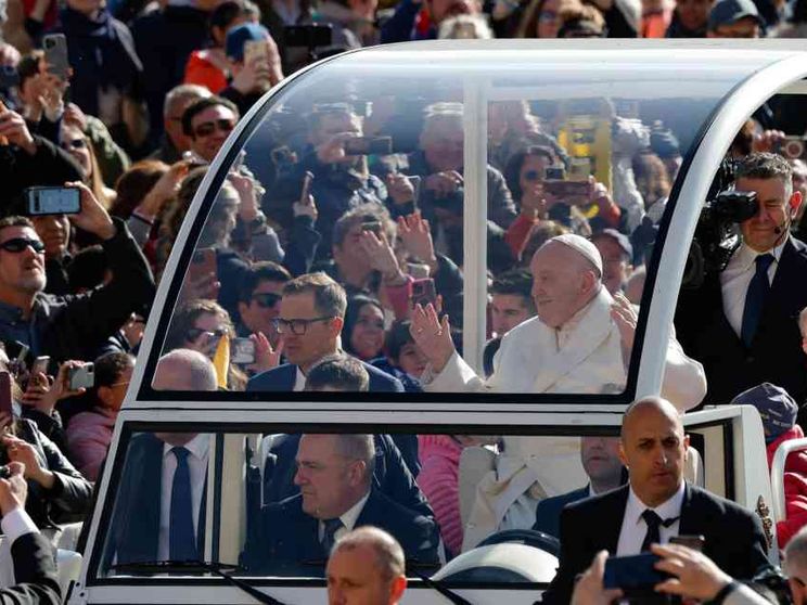 Il Papa: «Fede, speranza e carità per non cadere nella superbia»