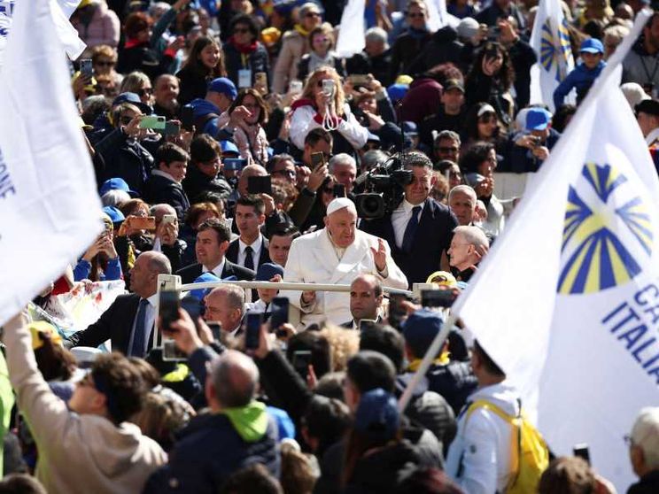 Il Papa all'Azione Cattolica: «Cultura dell'abbraccio via di pace»