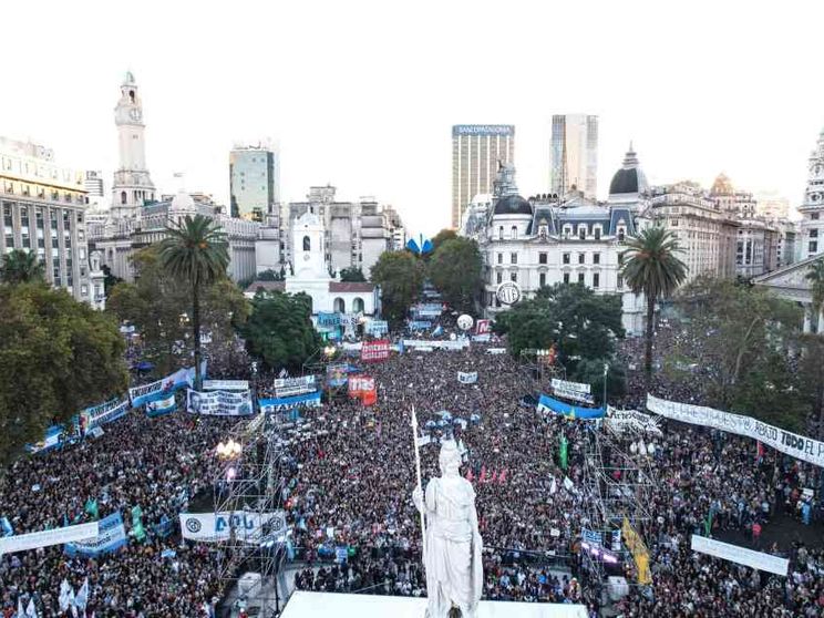 L'Argentina alla prova della motosega: centinaia di migliaia in piazza