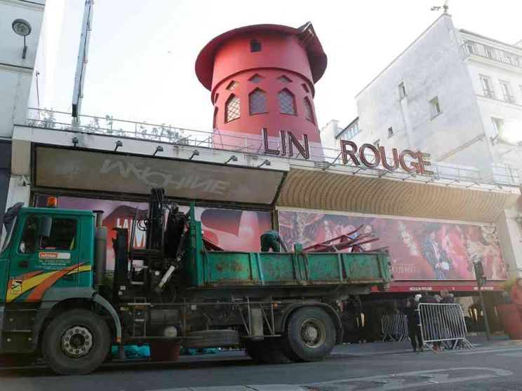 Cadono lettere e pale: il «Moulin Rouge» chiude per incidente