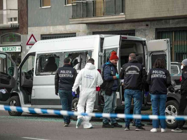 Sparatoria a Milano, diciottenne ucciso in un furgone in periferia