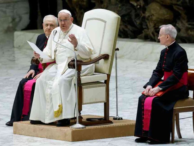Il Papa: gli anziani memoria del mondo. Io ho imparato la fede da mia nonna