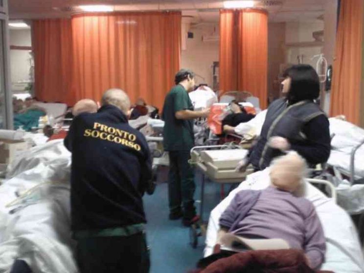 Pronto soccorso in affanno, anche 40 giorni su una barella