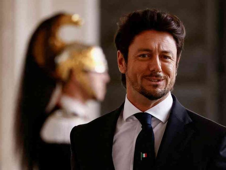 Chi spiava l'auto di Giambruno? Mantovano: «Estranei ai servizi»