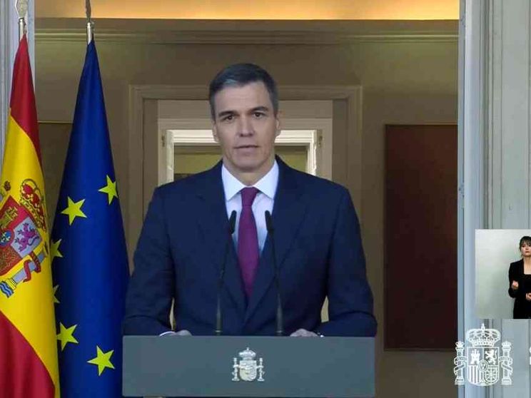 Sánchez non cede: «Mostriamo al mondo come si difende la democrazia»