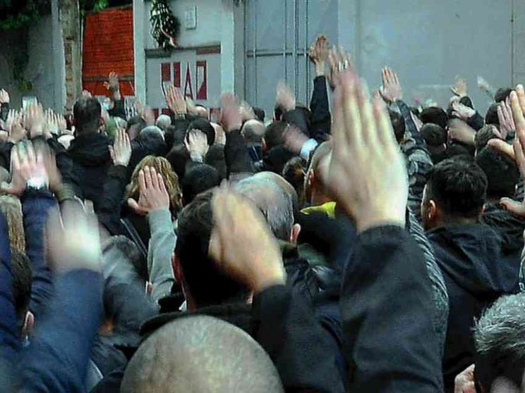 In mille alla fiaccolata per Ramelli fanno il saluto romano