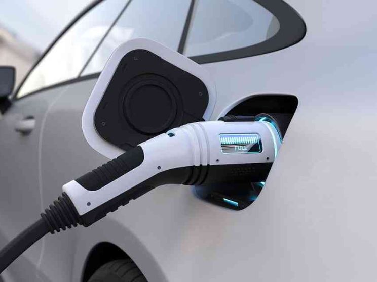 Allarme europeo: mancano milioni di colonnine. Ma in Italia crescono