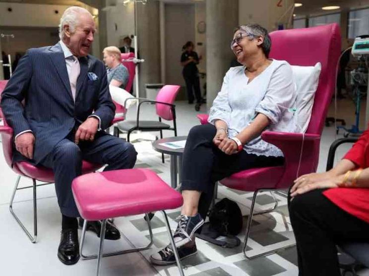 Re Carlo torna in pubblico. Malato tra i malati di un oncologico