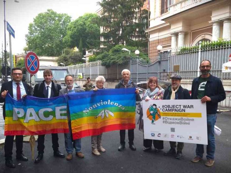 «Dichiariamoci obiettori contro la “chiamata alle armi” del Governo»