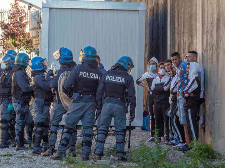 Migrante ucciso fuori dal Cas. Nuove denunce sui Cpr