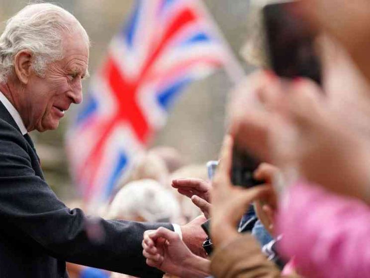 Più umana (e più incerta). L'era di Carlo III, al primo anniversario da re