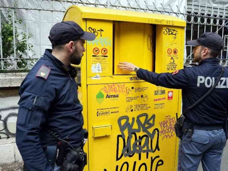 Morire nel cassonetto degli abiti usati per cercare un maglione