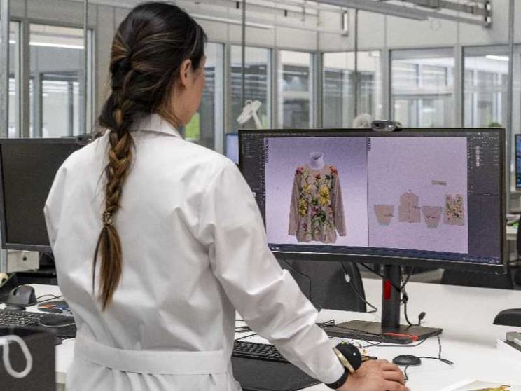 Prada investe nell’intelligenza «artigianale» formando nuovi talenti