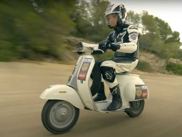 A 65 anni in sella a una Vespa 50 per 24 ore: il record di Valerio Boni