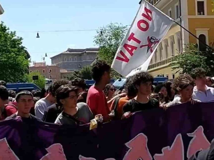 Al corteo degli studenti scontri, feriti e critiche: basta strumentalizzare