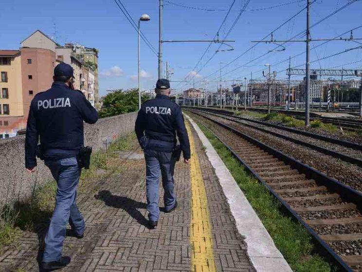 Un'altra aggressione alla polizia. L'agente spara per difendersi