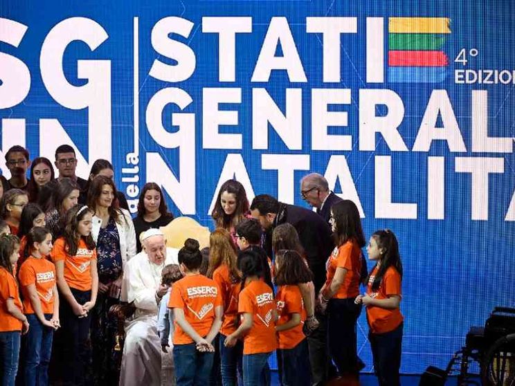 Il Papa: «I figli sono speranza, i governi facciano di più»