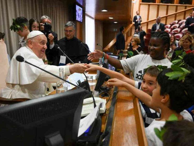 Il Papa: «Guerra, inganno e sconfitta. Nonni e bambini futuro dell’umanità»