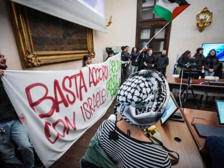 Mattarella contestato: «Non sono nella torre d’avorio». Offese dai collettivi