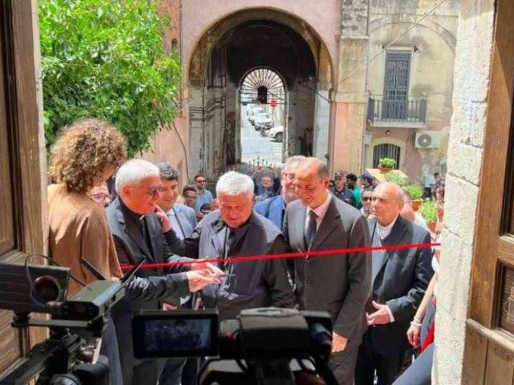Catania, apre la lavanderia di papa Francesco