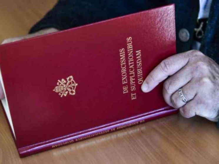 Esorcismi, i vescovi siciliani mettono ordine