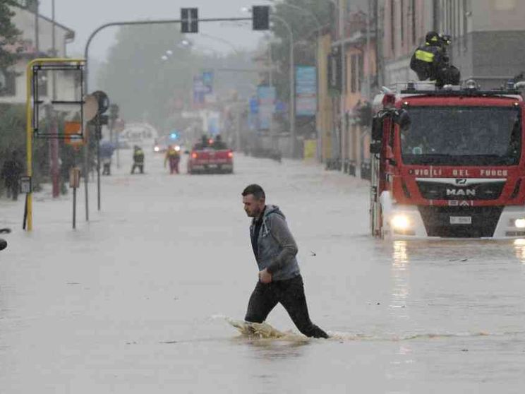 Veneto, rotti gli argini del fiume Muson. Zaia: «Serve un piano Marshall»
