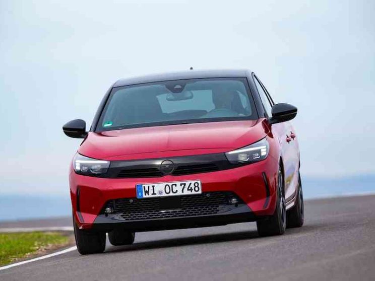 Opel non resta indietro: l'ibrido leggero va di Corsa