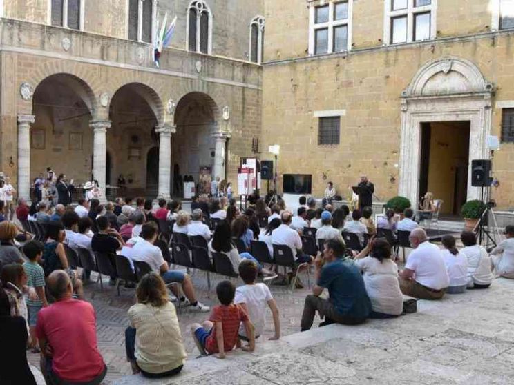Con l'Emporio letterario Pienza fa il pieno di storie e di libri