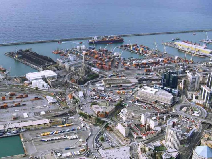 Il porto, le grandi opere. Viaggio a Genova, che ora teme di doversi fermare