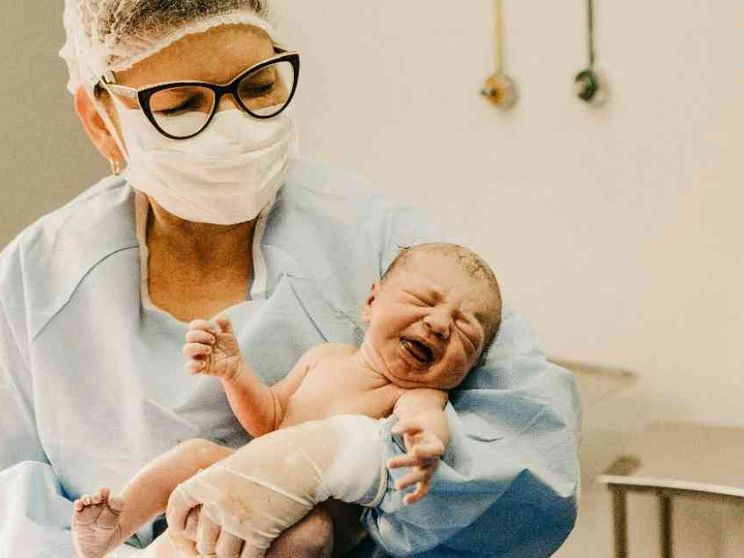 Epidemia di pertosse, +800% di casi. «Occorre vaccinarsi in gravidanza»