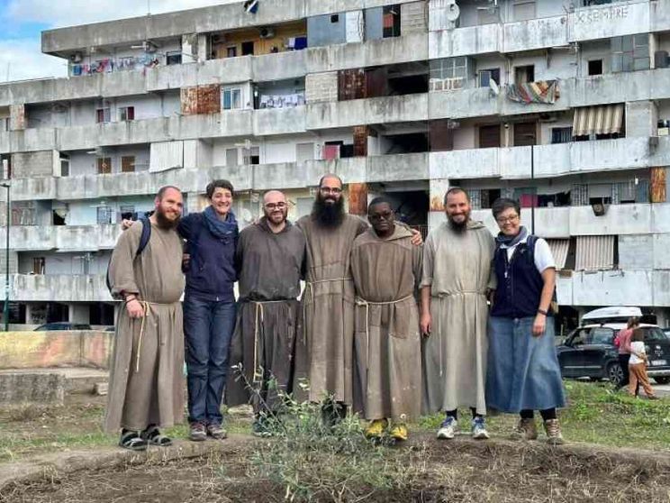 I «frati dei vagoni» vivono la radicalità francescana a Napoli