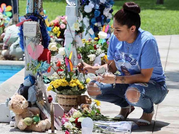 Strage di Uvalde, i genitori delle piccole vittime accusano armieri e videogiochi