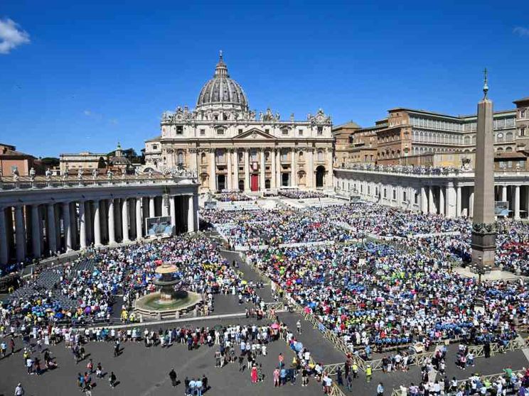 Il Papa ai bambini: «Pregate Padre, Figlio e Spirito per la pace»