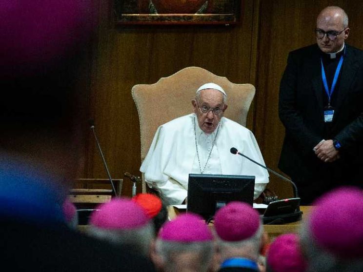 I gay nei seminari, il Papa si scusa: «Mai inteso offendere»