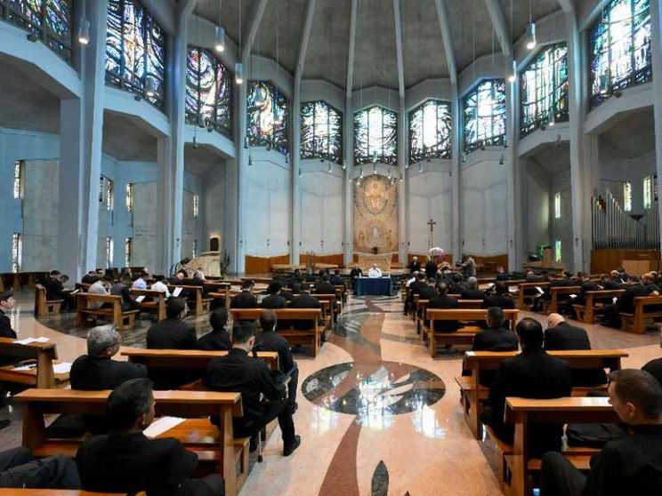 Il Papa ai giovani preti: da una crisi non si esce mai da soli