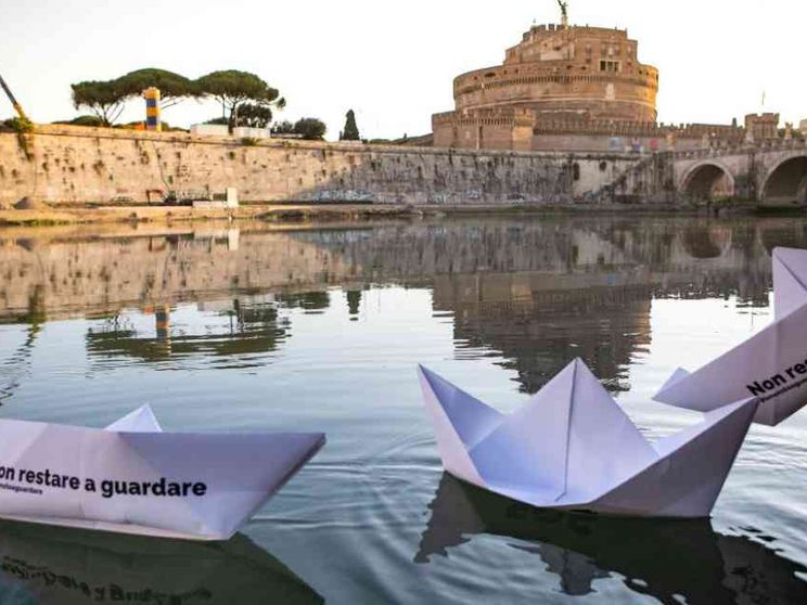 Barche di carta nelle fontane di Roma: «No alla criminalizzazione delle ong»