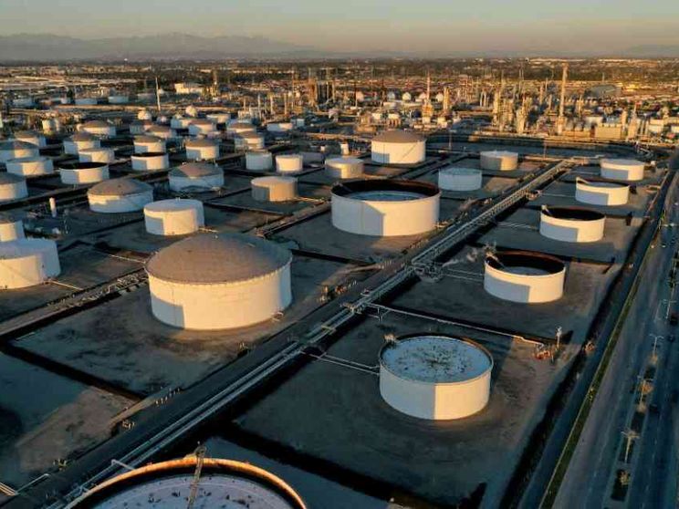 Il petrolio costa sempre meno. Perché il mondo ha meno fame di greggio