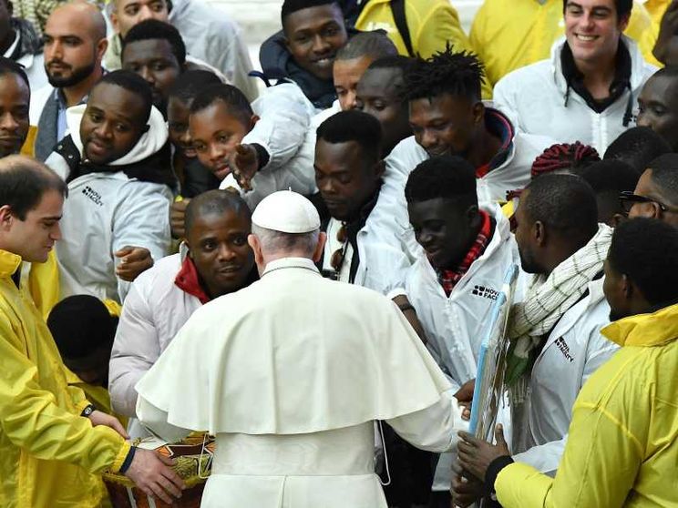 Papa Francesco: «Nei migranti assetati e provati incontriamo il Signore»