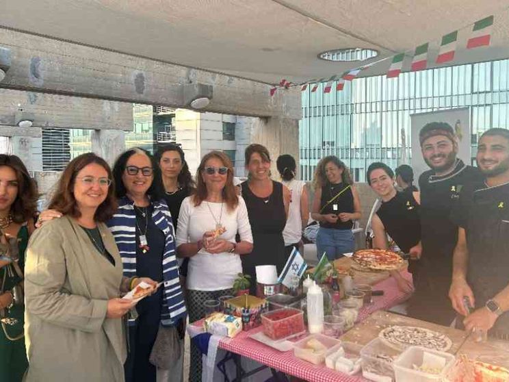 Cucinare per gli ostaggi: l'altra solidarietà di Tel Aviv